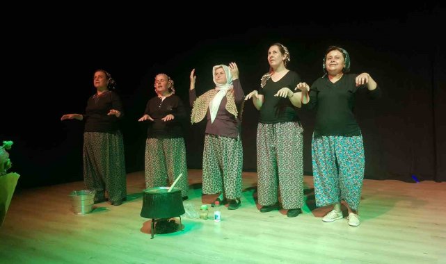 Bergamalı köylü kadınlardan tiyatro gösterisi
