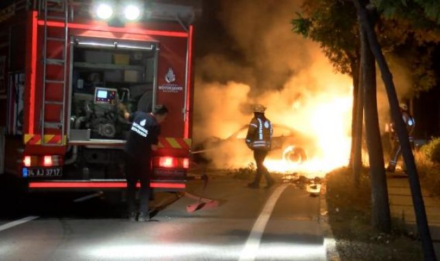 Beylikdüzü'nde kaza yapan lüks otomobil alev alev yandı