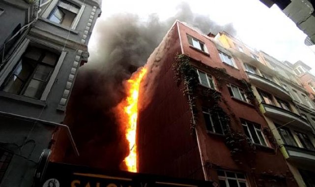 Beyoğlu'nda 5 katlı binada yangın-1