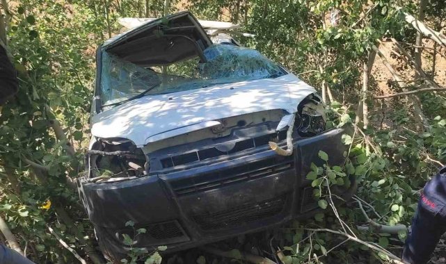 Bingöl'de hafif ticari araç şarampole yuvarlandı: 2 yaralı