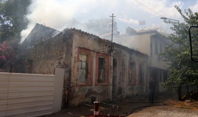 Bir tarihi ev daha yandı, muhtar tepki gösterdi: Artık oturup ağlayacağız