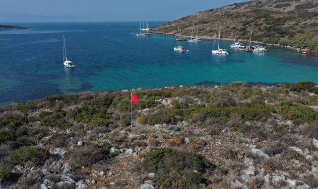 Bodrum'da ada ve koylar Türk bayrağı ile donatıldı