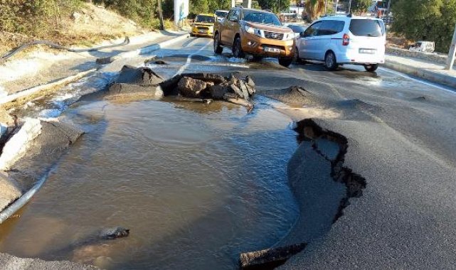 Bodrum'da su isale hattı patladı, cadde suyla doldu