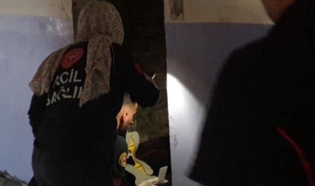 Boşaltılan binada asansör halatını sökerken 8'inci kattan boşluğa düştü