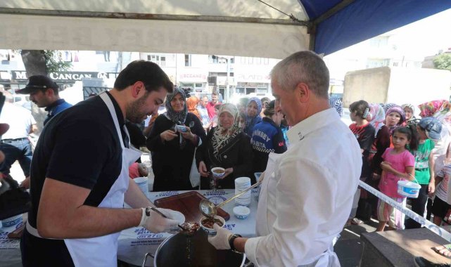 Bozatlı ve Tahmazoğlu'ndan vatandaşlara aşure ikramı