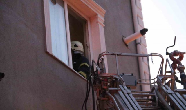 Burdur'da ocakta unutulan yemek evi yakıyordu, 2 kişi dumandan etkilendi