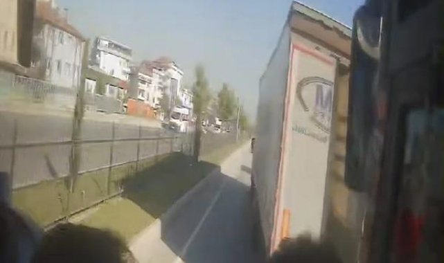 Bursa'da 3 aracın karıştığı kaza kamerada; 2 yaralı