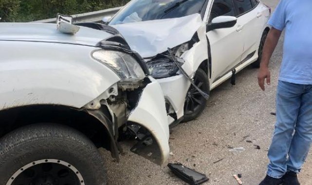 Bursa'da kamyonet ile otomobil kafa kafaya çarpıştı: 6 yaralı