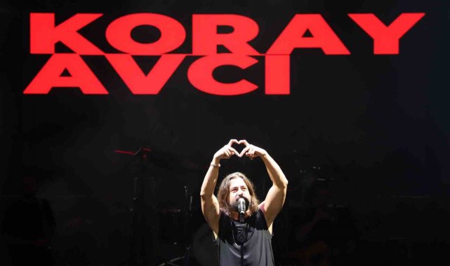 Büyükçekmece'de gerçekleştirilen festival çerçevesinde sevilen sanatçı Koray Avcı sahne aldı