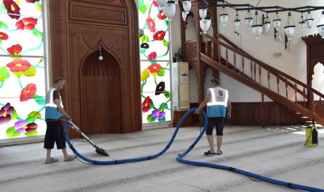 Büyükşehir'den cami ve cemevi temizliği
