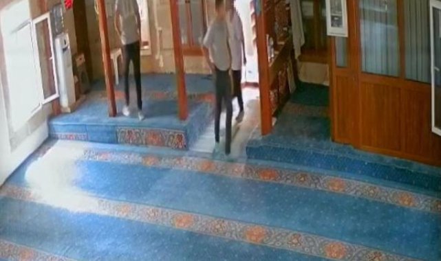 Camiden hırsızlık kamerada