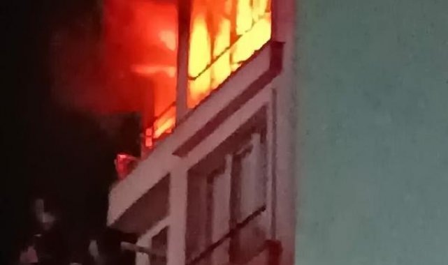 Çanakkale'de apartmanın 5'inci katında patlamanın ardından yangın çıktı