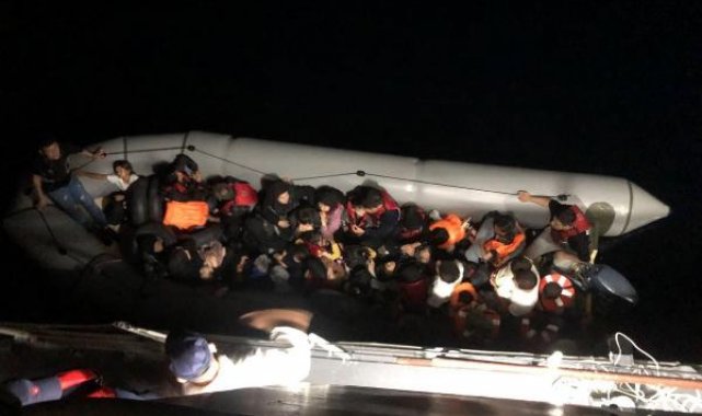 Çanakkale'de lastik bottaki 37 kaçak göçmen yakalandı