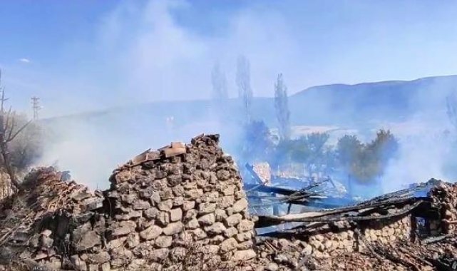 Çankırı'da yangında 3 ev ile 1 samanlık yandı