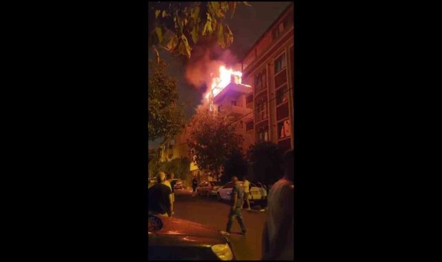 Çekmeköy'de 5 katlı binanın çatı katı alev alev yandı