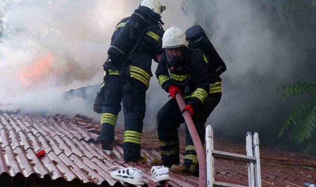 Çocuğun çakmakla oyunu evi kül etti, aile gözyaşları içinde kaldı