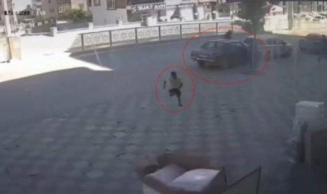 Çocuğun el frenini indirdiği otomobil, hareket edip başka otomobile çarptı