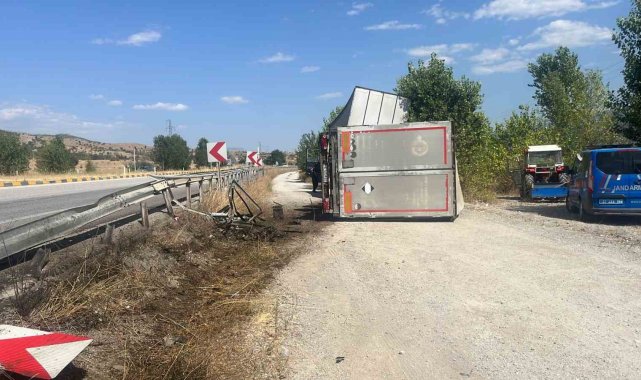 D100'de devrilen tırın sürücüsü yaralandı