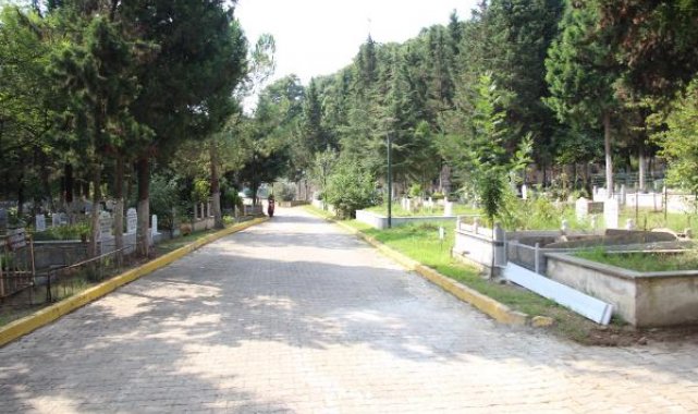 Depremde hayatını kaybeden yakınlarının mezarlarını ziyaret edip, dua ettiler