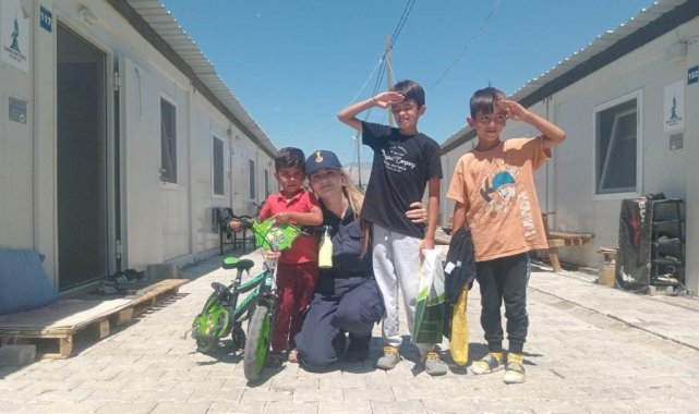 Depremzede çocuklara jandarma şefkati