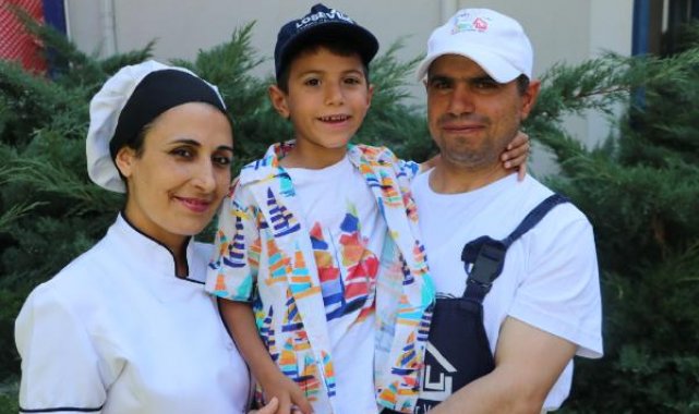 Depremzede Erdem, lösemiyi yendi; ailesiyle yeni bir hayata başladı