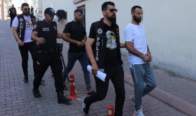 Devrilen otomobilde 25 milyon TL'lik uyuşturucuyla yakalanan 3 şüpheli adliyede