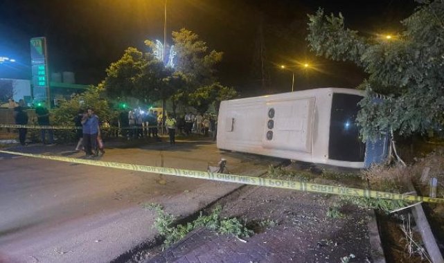 Direğe çarpan halk otobüsünün şoförü yaralandı