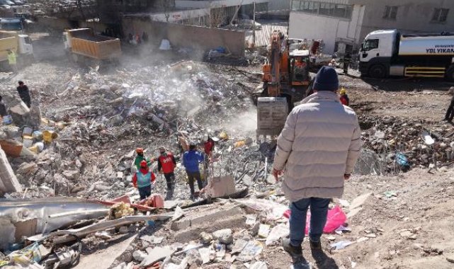 Diyarbakır'da depremde yıkılan iki binadan biri 6 kat fazla inşa edilmiş, diğeri ruhsatsız ve projesiz