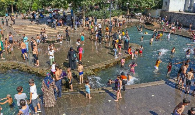 Diyarbakır'da termometreler 48'i gösterdi; çocuklar havuzda serinlemeye çalıştı