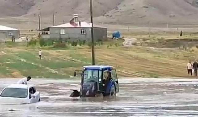 Doğubayazıt'ta sel; Türkiye- İran kara yolunda ulaşım tek şeritten sağlanıyor