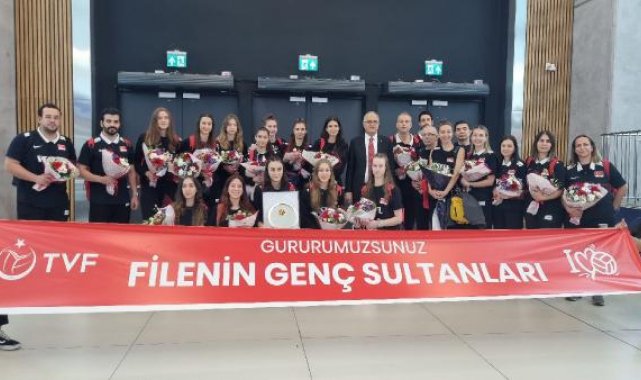 Dünya 2'ncisi U19 Kız Milli Voleybol Takımı'na coşkulu karşılama