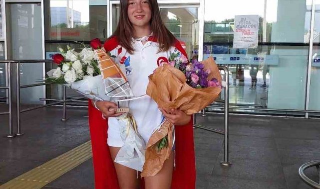 Dünya şampiyonu Defne, memleketi Buldan'ı gururlandırdı