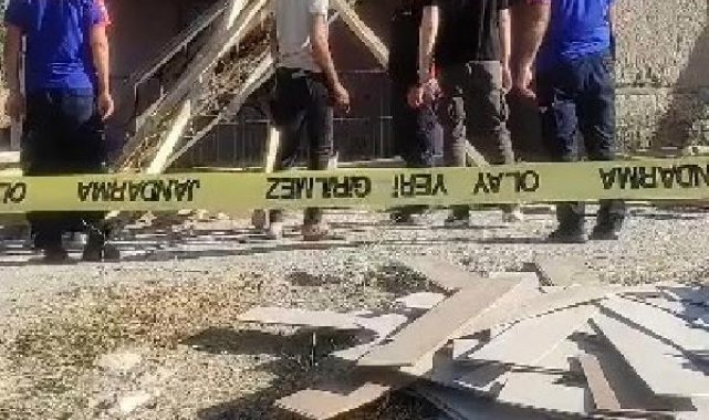 Elazığ'da ağır hasarlı evin yıkımı sırasında balkon çöktü: 2 yaralı