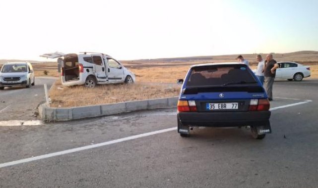 Elazığ'da hafif ticari araç ile otomobil çarpıştı: 2 yaralı