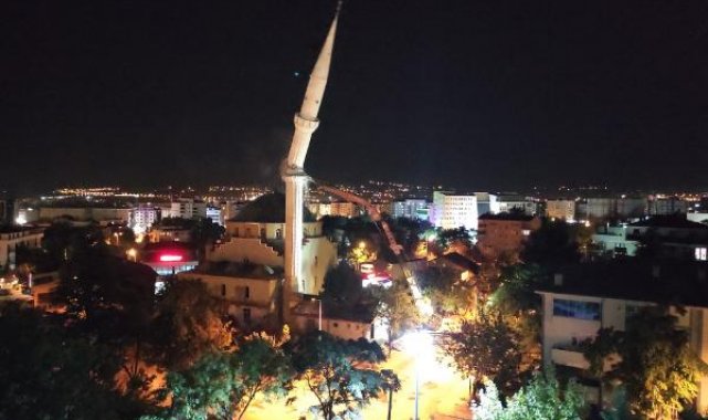 Elazığ'da hasarlı cami minaresi kontrollü olarak yıkıldı