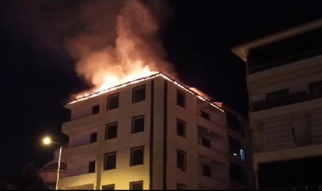 Elazığ'da inşaat halindeki apartmanın çatısı yandı