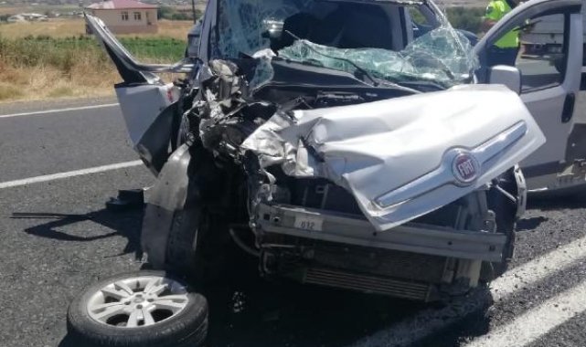 Elazığ'da traktör ile hafif ticari araç çarpıştı: 5 yaralı