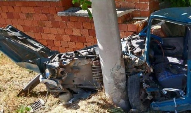 Elektrik direğine çarpan otomobilin sürücüsü öldü