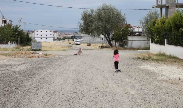 Elektrik var, su var, doğal gaz var ama yol yok