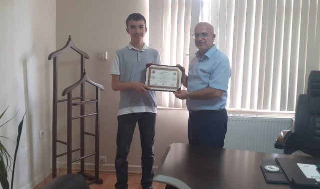 Emet'te hafızlık eğitimini tamamlayan öğrenciye hafızlık belgesi