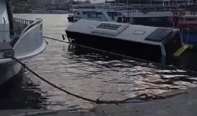 Eminönü'nde İETT otobüsü denize düştü-1