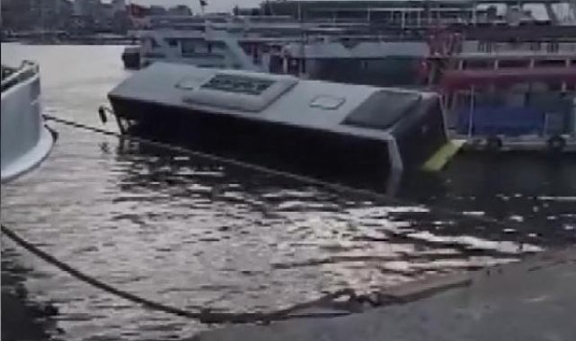 Eminönü'nde İETT otobüsü denize düştü- 4