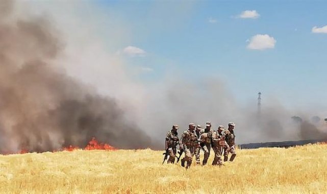 Enerji şirketi çalışanları ile köylüler arasında çıkan arbedede tarla ateşe verildi