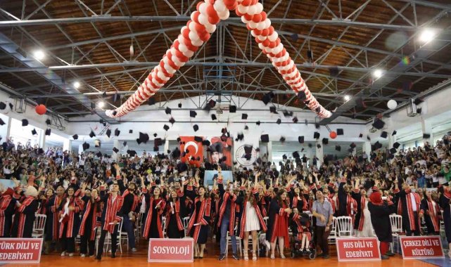 ERÜ Edebiyat Fakültesinde mezuniyet coşkusu