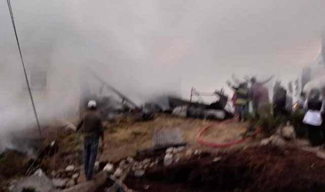 Erzurum'da bir evde çıkan yangın, bitişiktekilere de sıçradı