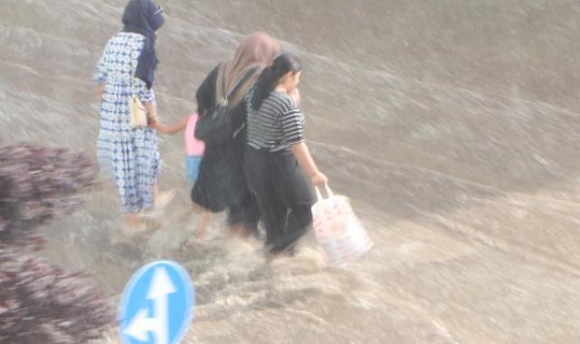 Erzurum'da sağanak; yollar göle döndü