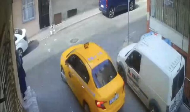 Esenler'de taksiyi durdurup yere düşen telefonu çaldı