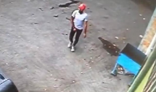 Esenyurt'ta aracından hırsızlık yapmaya çalışan şüpheliyi sopayla kovaladı
