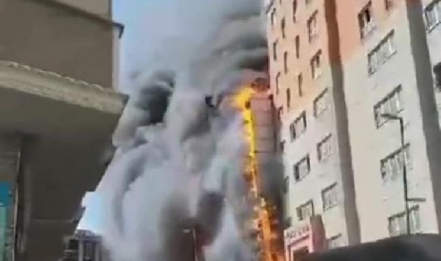 Esenyurt'ta kültür merkezindeki yangın söndürüldü