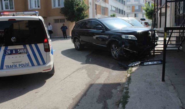Eskişehir'de iki araç kafa kafaya çarpıştı